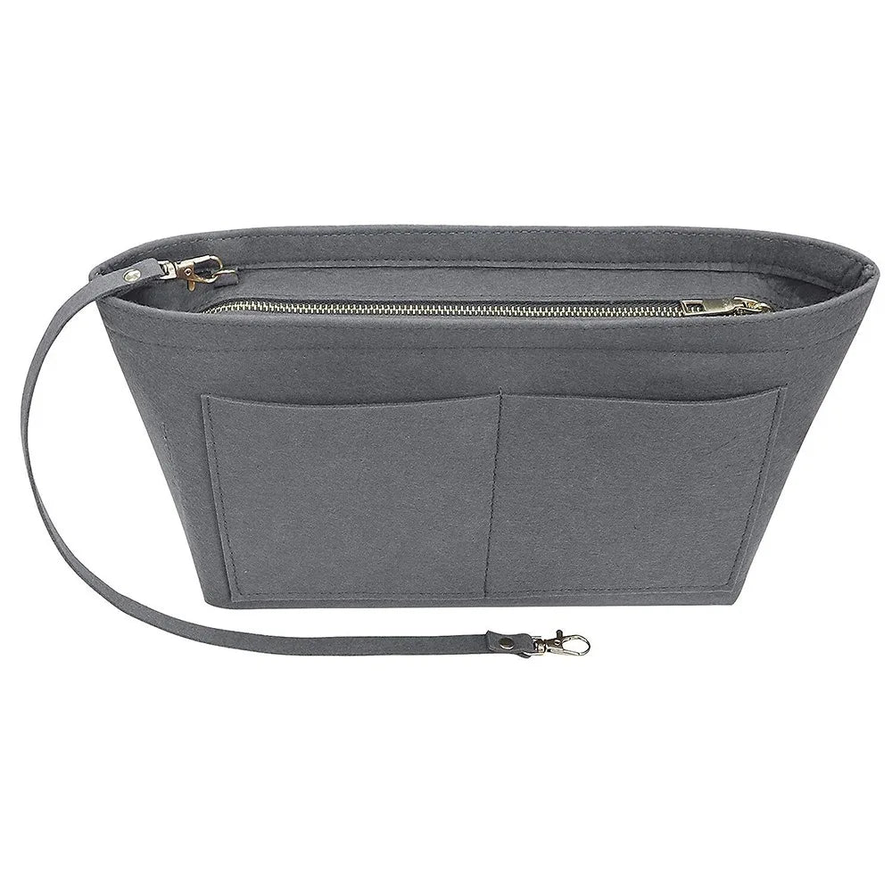 Bolsa cosmética de fieltro gris con cremallera y correa.