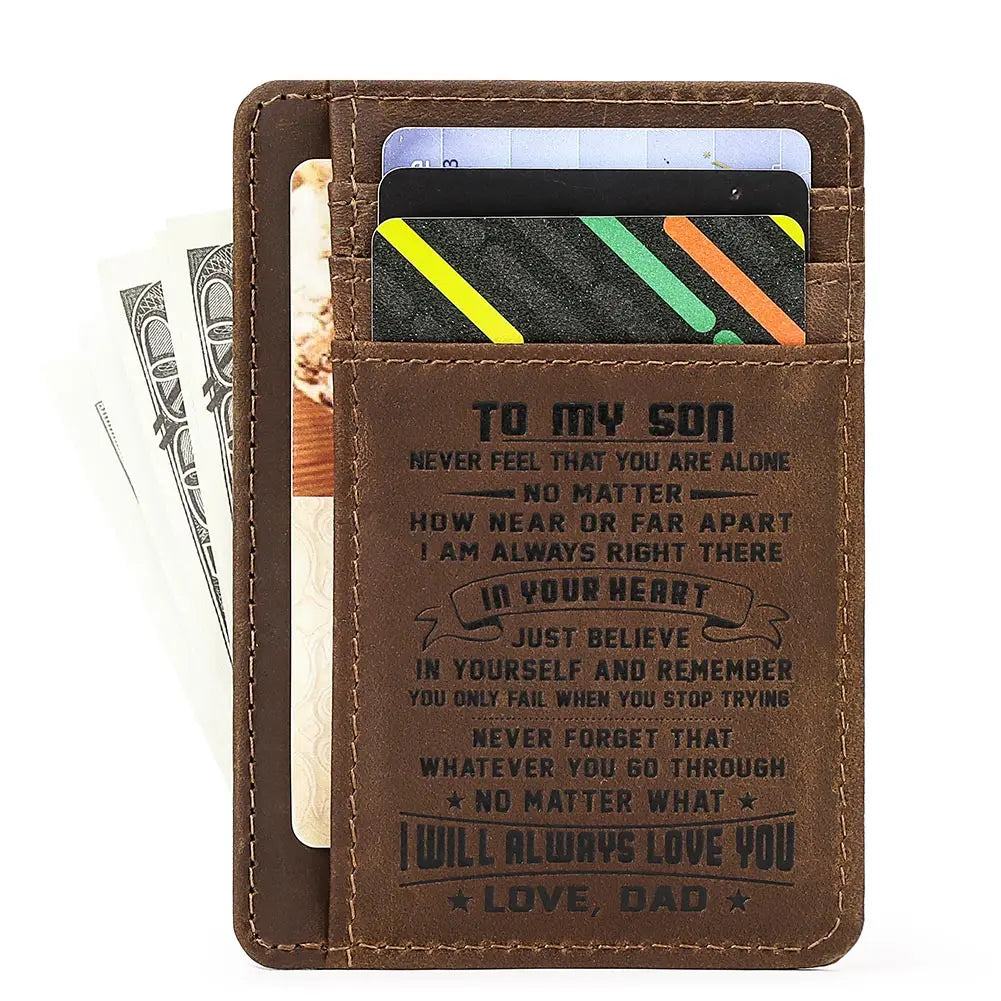 Portefeuille en cuir marron avec message gravé et cartes de crédit.