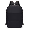 Schwarzer Reise-Boarding-Rucksack mit gepolsterten Trägern und externen Taschen.