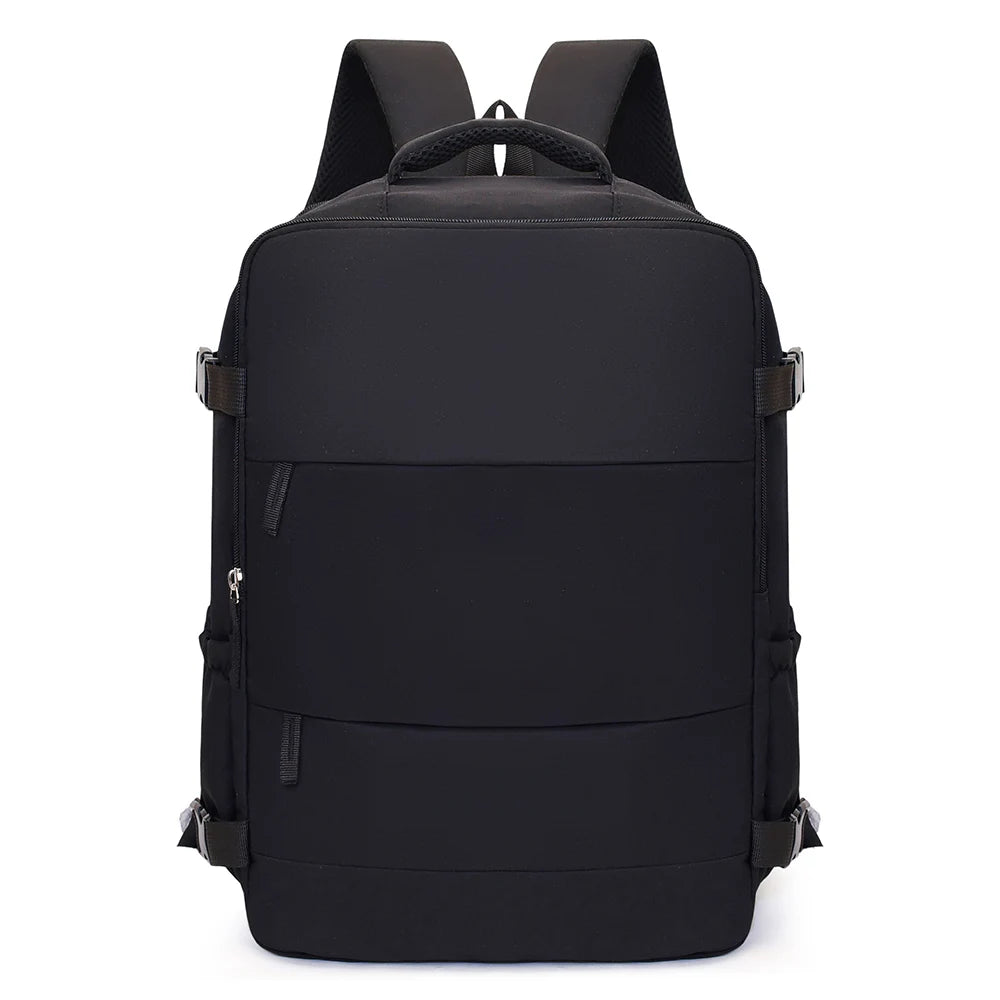 Schwarzer Reise-Boarding-Rucksack mit gepolsterten Trägern und externen Taschen.