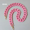 Bracelet en résine rose mat flexible avec fermoirs dorés.