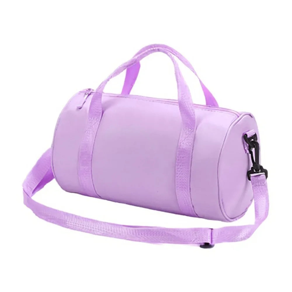Helle lila Nylon-Mini-Fitnesstasche mit Trageriemen vor weißem Hintergrund