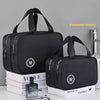 Schwarze Trocken-Nass-Make-up-Organizer-Tasche mit Maschendach auf einer Stapel weißer Kartons