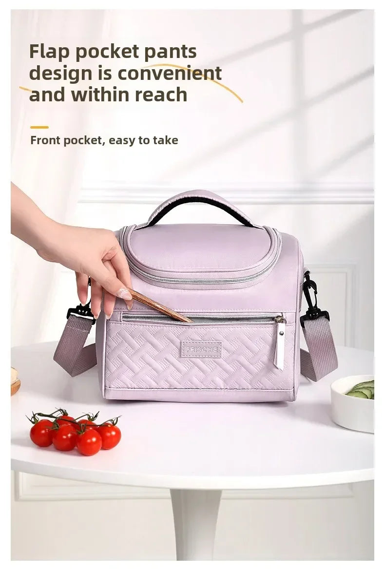 Una mano abre una bolsa de almuerzo con bolsillo frontal y correa acolchada en diseño de pantalón