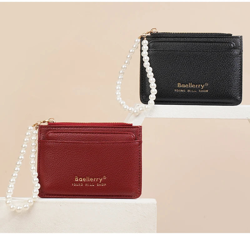 Marron-Leder-Kartenwallet mit goldener Reißverschluss und Perlenkette auf weißem Untergrund