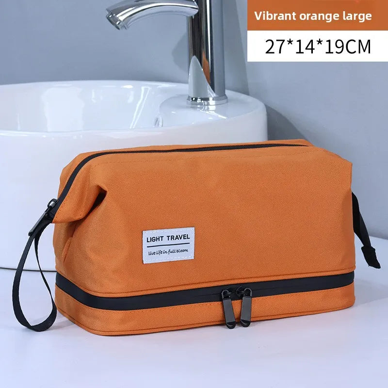 Leuchtend orangefarbige große Kosmetiktasche mit schwarzem Zierrand auf einer weißen Badezimmer-Theke.