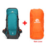 Un sac à dos de randonnée bleu sarcelle et noir à côté d'une housse de pluie orange.