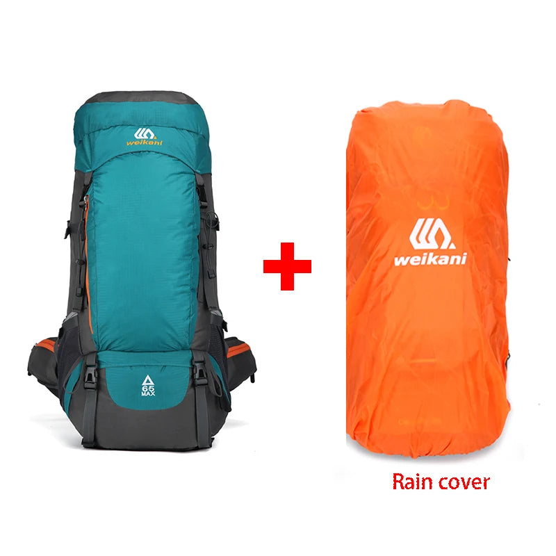 Un sac à dos de randonnée bleu sarcelle et noir à côté d'une housse de pluie orange.