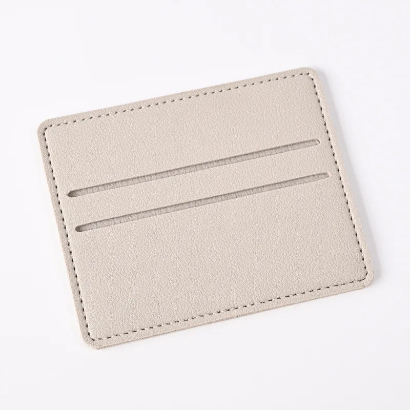 Porta tarjetas de cuero PU beige con dos ranuras horizontales.