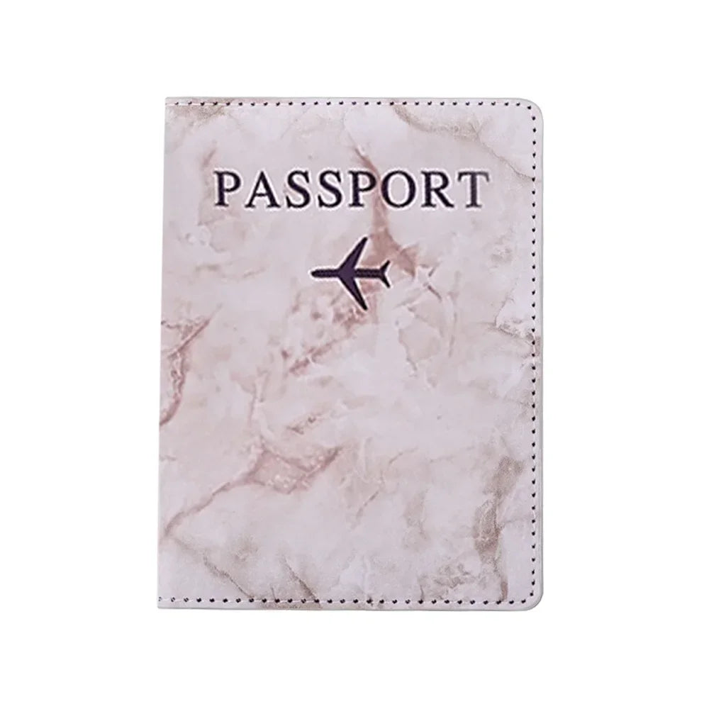 Funda de pasaporte de cuero PU marmolado rosa claro con la palabra PASAPORTE e ícono de avión negro grabado.