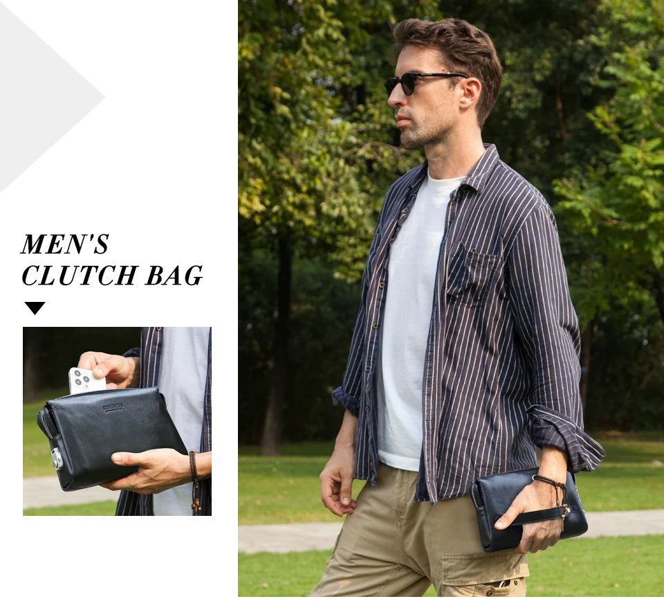 Un homme en chemise rayée tient un sac à main en cuir noir à l'extérieur.