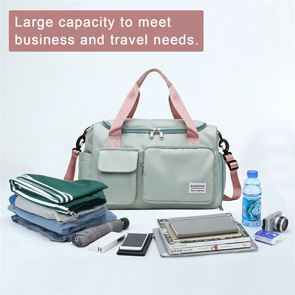 Una bolsa de lona impermeable verde claro con correas rosas junto a ropa doblada y accesorios electrónicos.
