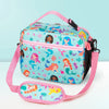 Bolsa térmica rosa de dibujos animados con criaturas marinas coloridas y correa negra de hombro.