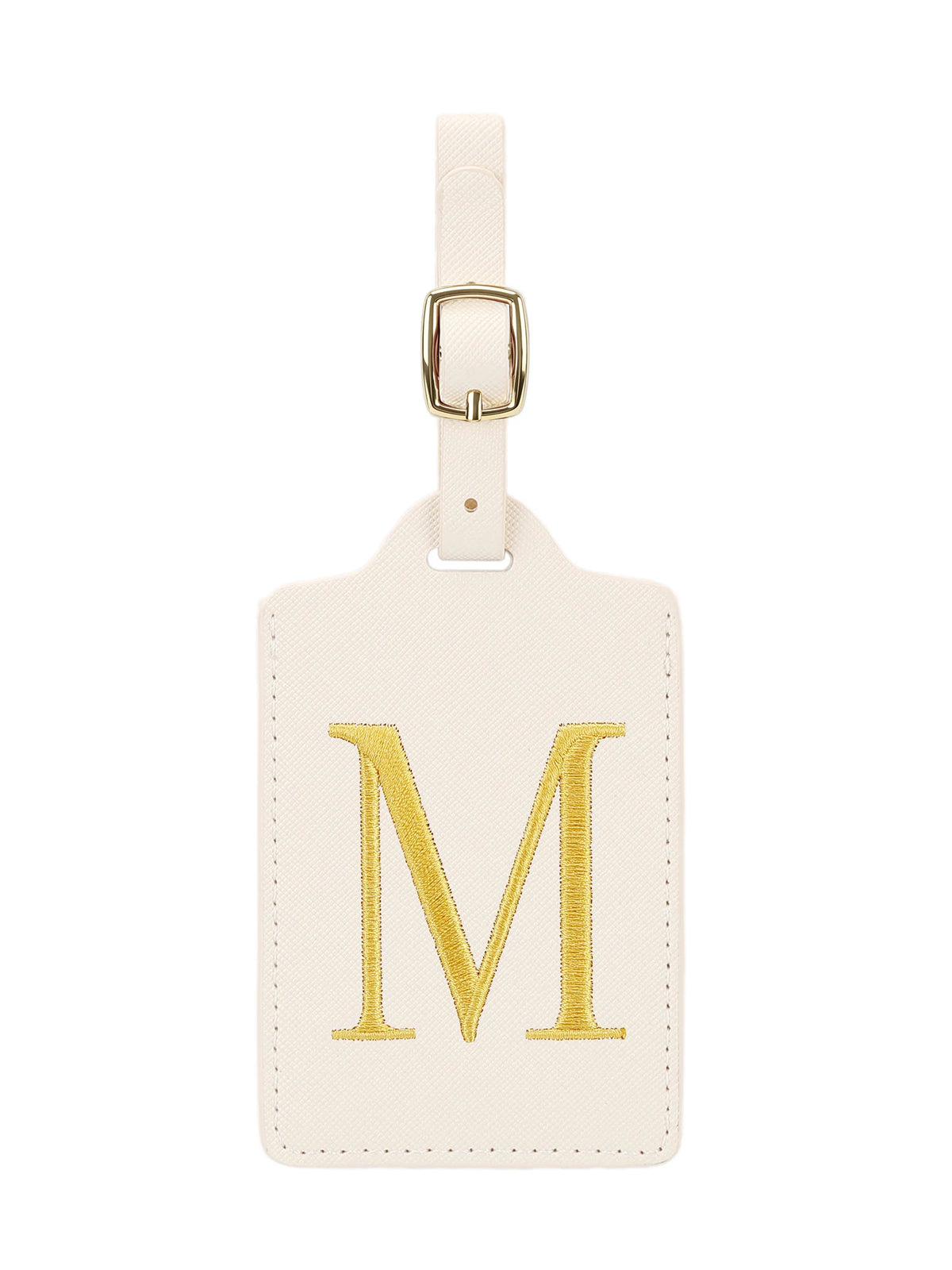 Étiquette de bagage rectangulaire en cuir beige avec un M brodé en or et une pince métallique argentée.