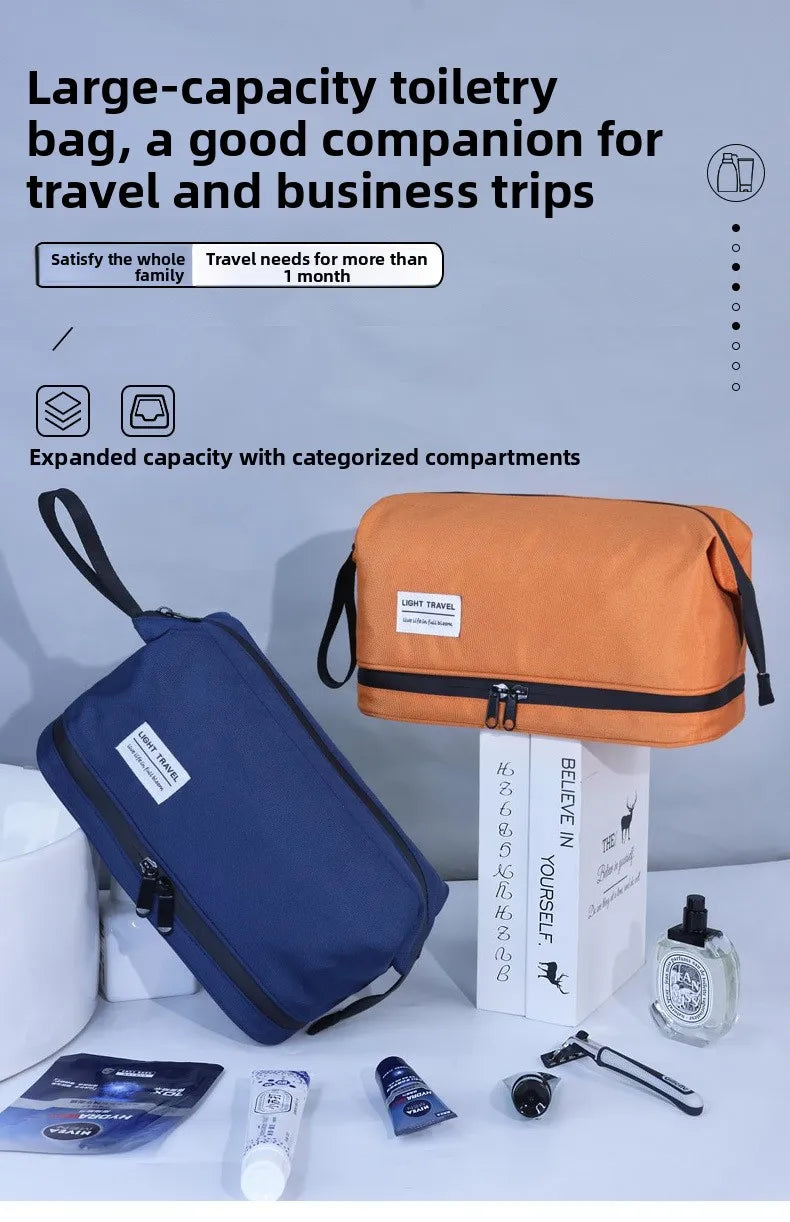 Eine orange Seifentasche neben einer dunkelblauen, mit verschiedenen Pflegeprodukten auf einer weißen Oberfläche.