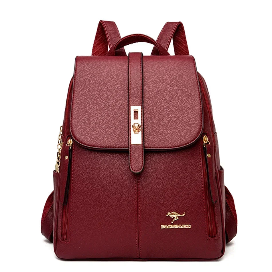 Sac à dos en cuir microfibre marron avec quincaillerie dorée, vue de face.