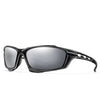 Un par de gafas deportivas negras polarizadas con lentes oscuros y brazos flexibles.