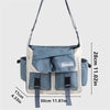 Bolso cruz de nylon azul claro y blanco con correas ajustables sobre fondo gris.