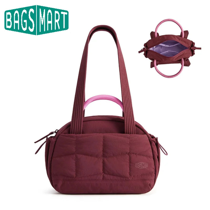 Bolso acolchado puffer color granate con detalles rosas y logo de bagmart a juego.