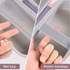 Eine Hand demonstriert die Netztasche und das Elastikbindungsfeature einer strapazierfähigen EVA-Kameratasche.