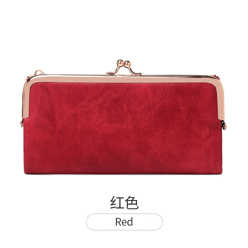 Rotes Leder-Geldbörsen mit goldfarbener Schnalle.