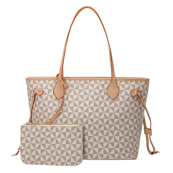 Bolso tipo tote con estampado geométrico beige y asas y ribetes de cuero marrón.