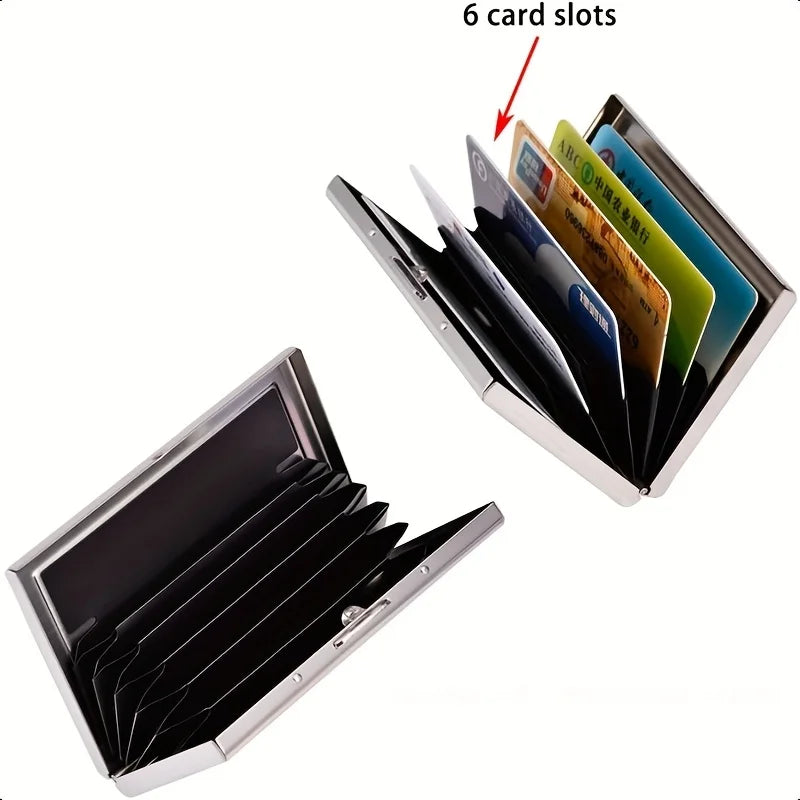 Metall-Kartenwallet mit sechs Fächern, geöffnet und mit Kreditkarten gefüllt.