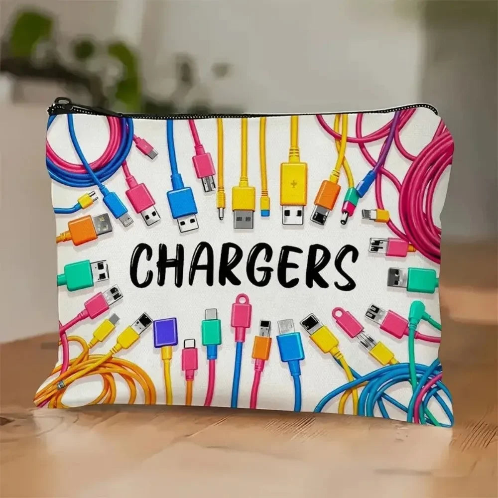 Bolsa con cremallera llena de varios cargadores y cables electrónicos sobre una superficie de madera.