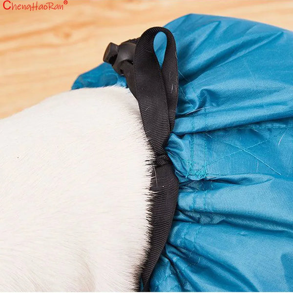 Un sac de séchage noir pour animaux à côté de la fourrure blanche d'un chat ou d'un chien.