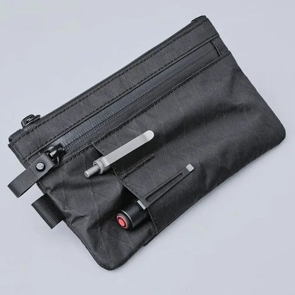 Portefeuille et support de cartes pour hommes noir avec coupe-RFID et fermeture éclair, contenant un outil métallique.