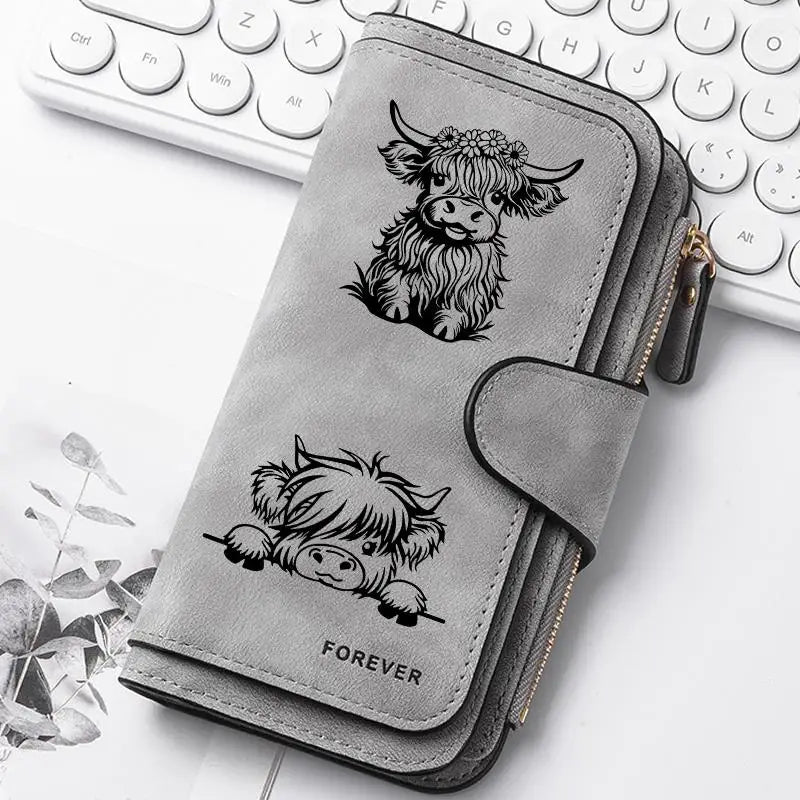 Cartera de cuero PU gris con silueta negra de cabeza de vaca y la palabra forever impresa.