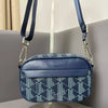 Dunkelblaue PU-Leder-Crossbodytasche für Herren mit weißem geometrischem Muster, die an einem Riemchen hängt.