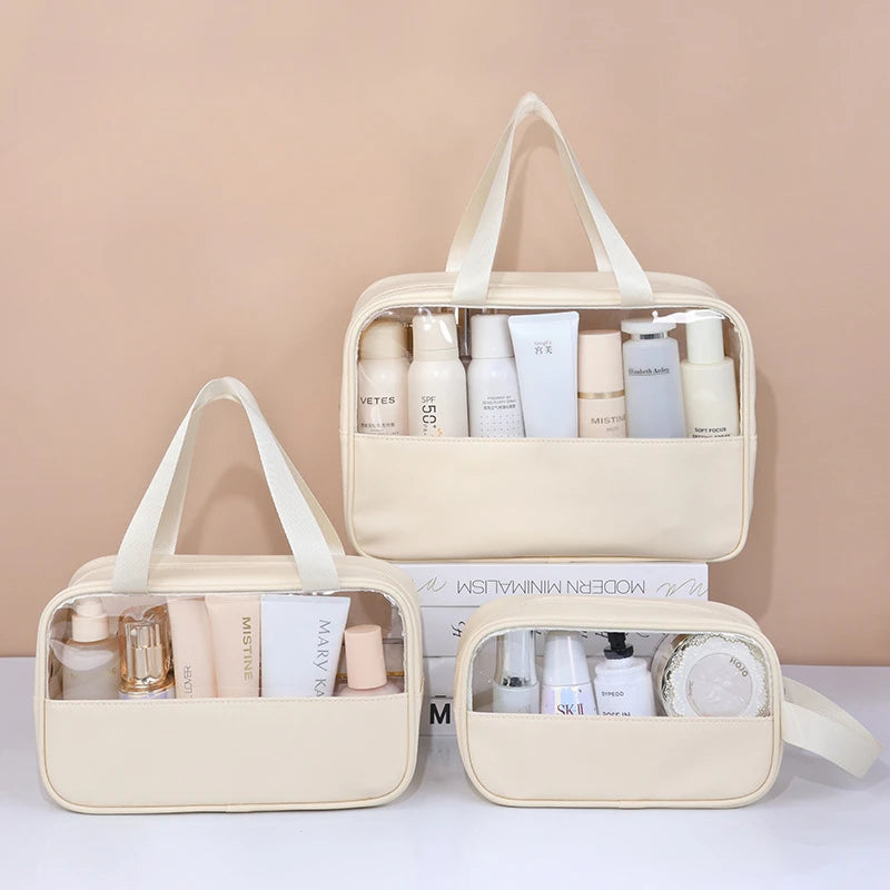 Beige Kosmetik- und Badezusatztasche mit Henkel, mit mehreren Fächern für Toilettenartikel.
