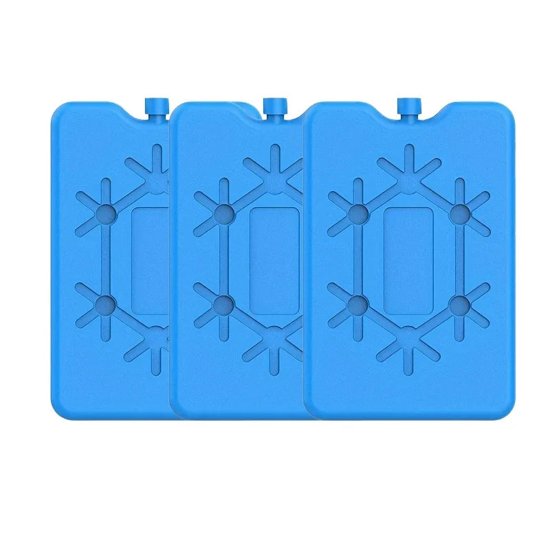 Drei blaue wiederverwendbare Kühlpacks aus Eis für Lebensmittel.