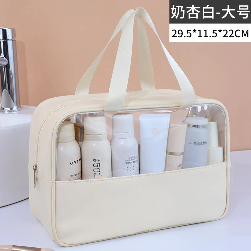 Große, transparente Kosmetik- und Badezusatztasche in Creme mit verschiedenen Flaschen drinnen.