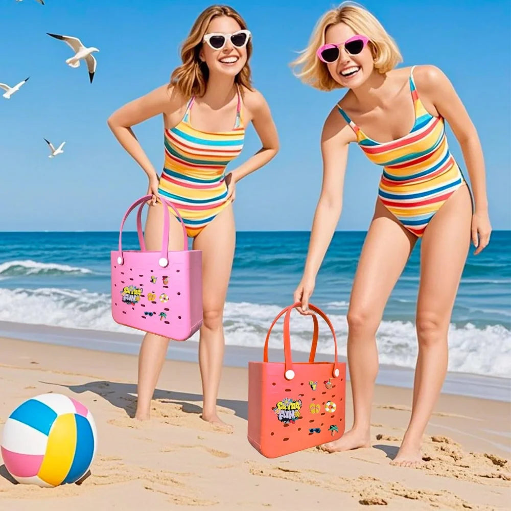 Deux femmes sur une plage tenant un sac de plage rose et un ballon coloré avec l'océan en arrière-plan
