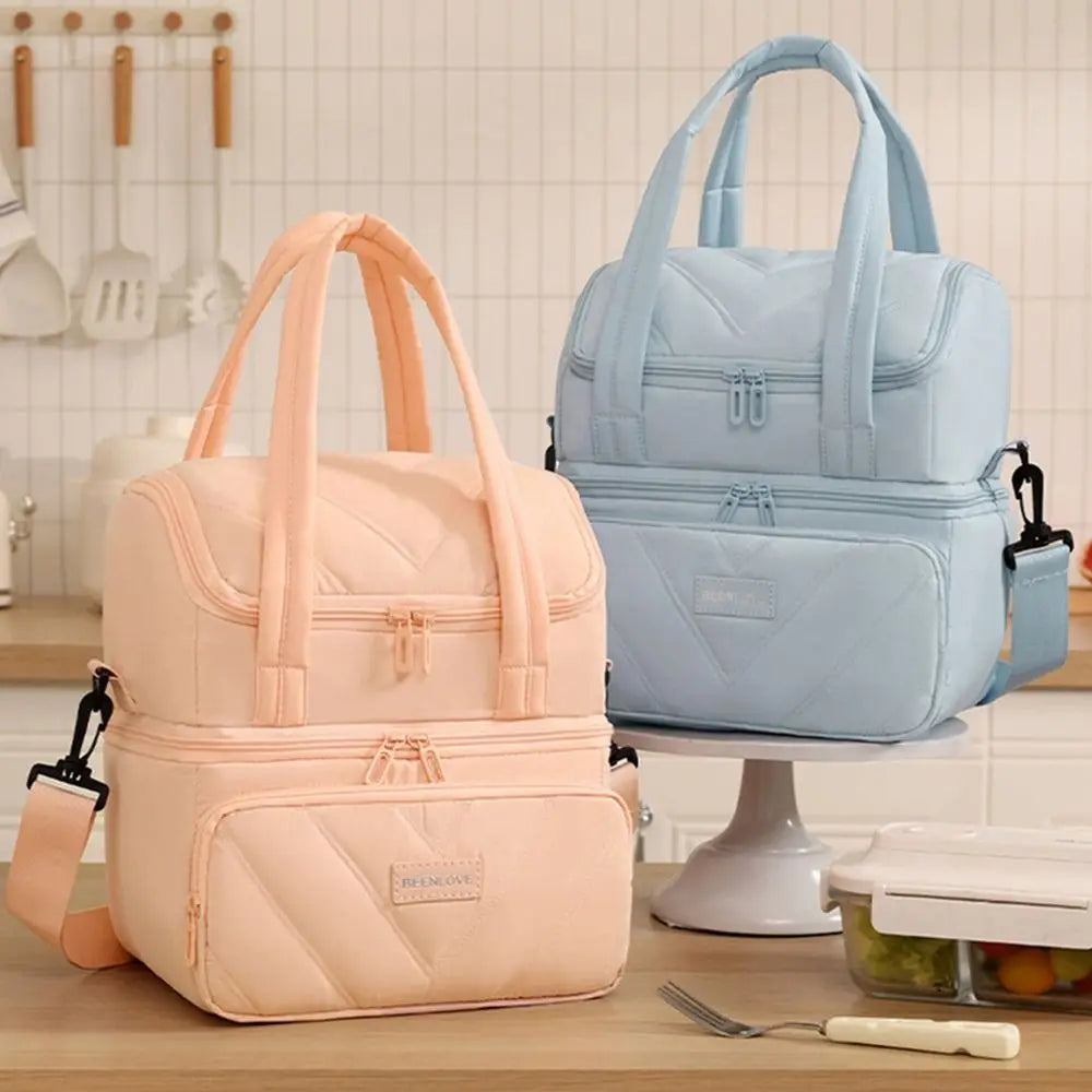 Una bolsa reutilizable aislada de color rosa claro y una versión azul claro están exhibidas sobre una mesa.