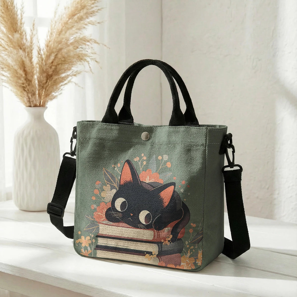 Dunkel olivgrüne Tasche mit Blumenkattenmuster und schwarzen Riemen auf weißem Untergrund.