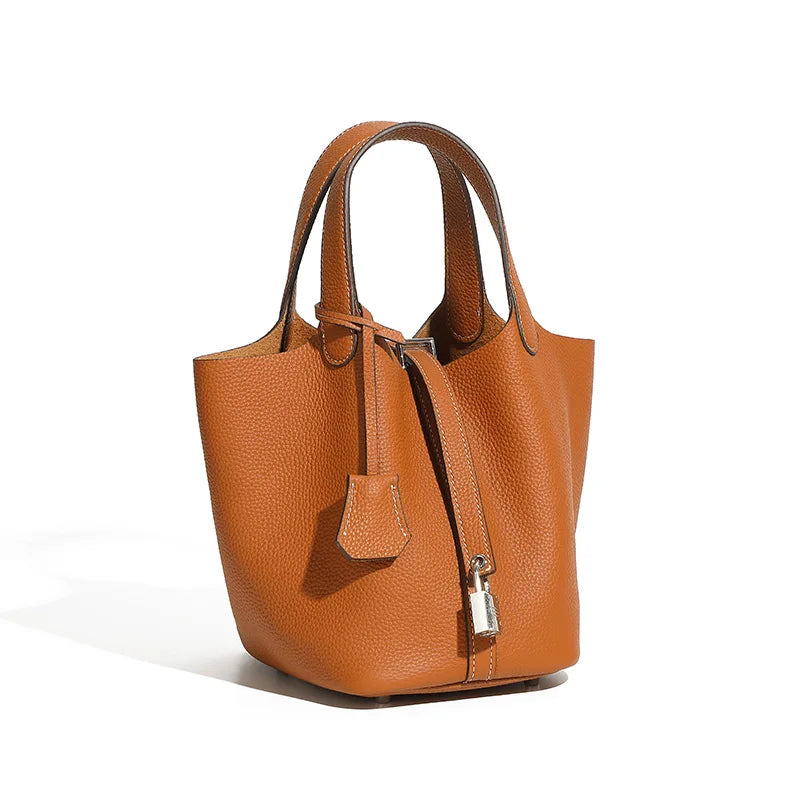 Beige Leder-Bucket-Bag mit Kordelzug und goldfarbenem Zierhardware.