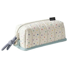 Estuche de lápices de color crema con patrón acolchado vertical de puntos multicolor y cierre de cinta gris.