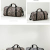 Maleta tipo duffel de estampado de leopardo con correa negra y compartimento para zapatos, mostrada desde varios ángulos.