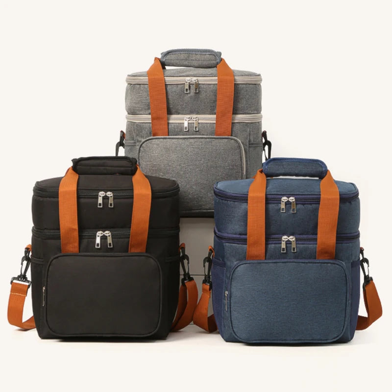 Trois sacs de pique-nique isothermes à double paroi en noir, gris et bleu avec des sangles orange.