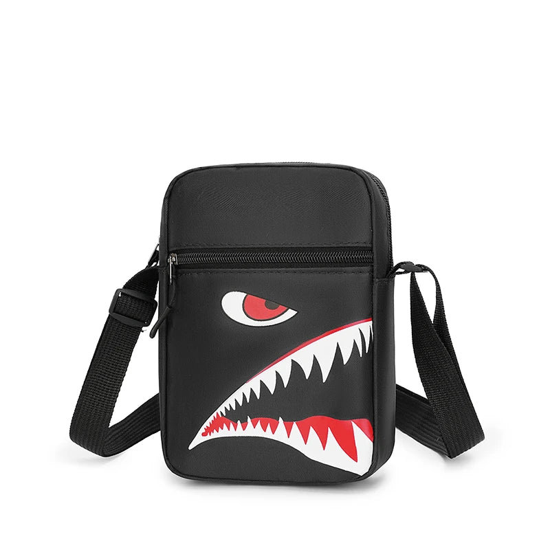 Pochette de téléphone noire en bandoulière avec un motif stylisé de bouche de requin et des accents rouges.