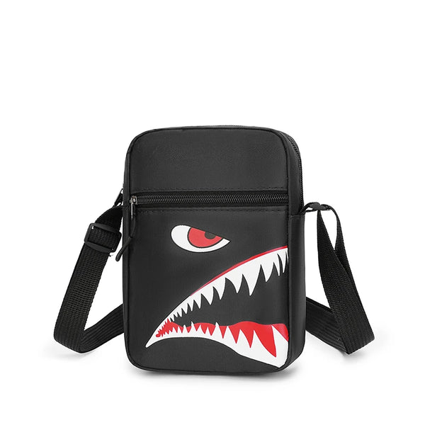 Schwarze Crossbody-Handyhülle mit stilisiertem Haifenschiffsdesign und roten Akzenten.