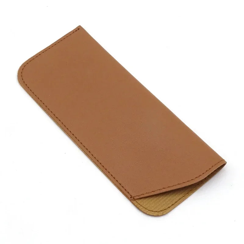 Estuche o bolso de gafas de cuero PU marrón visto de lado.