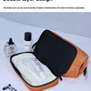 Offener orange Nylon-Toilettbeutel mit gestapelter Gestaltung, einer weißen Schwamm und einer Pflegebürste im Inneren.