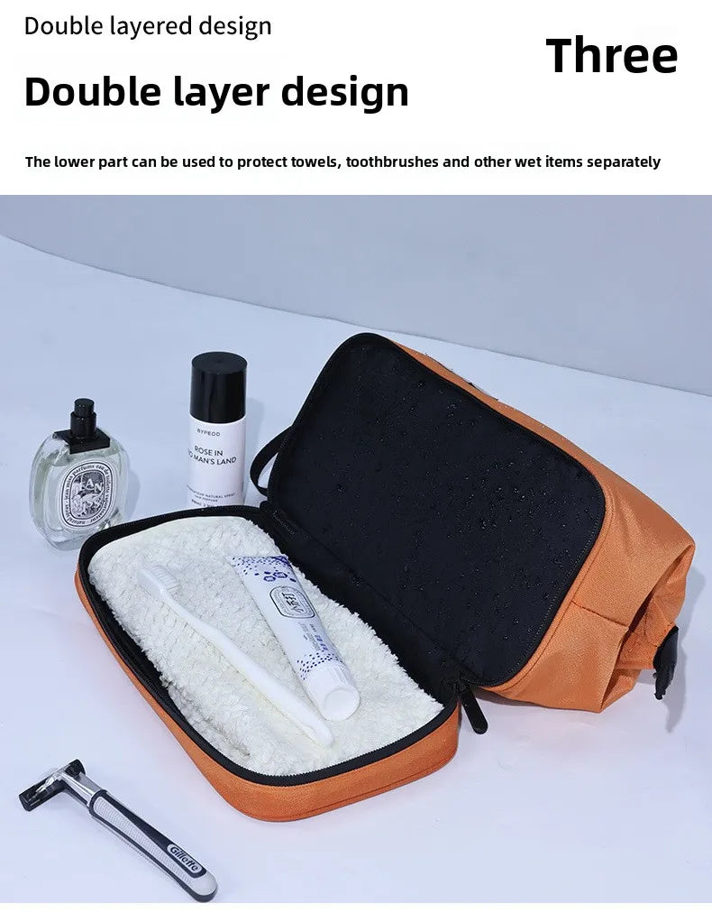 Offener orange Nylon-Toilettbeutel mit gestapelter Gestaltung, einer weißen Schwamm und einer Pflegebürste im Inneren.