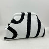 Pochette de plage crochet à rayures noires et blanches, vue de profil.
