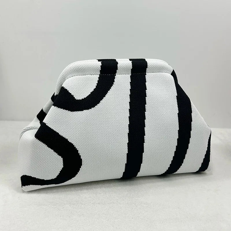 Pochette de plage crochet à rayures noires et blanches, vue de profil.