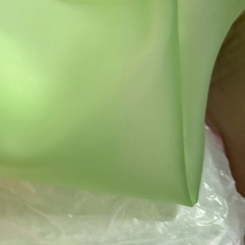 Gros plan d'un sac fourre-tout en gelée vert lime translucide.